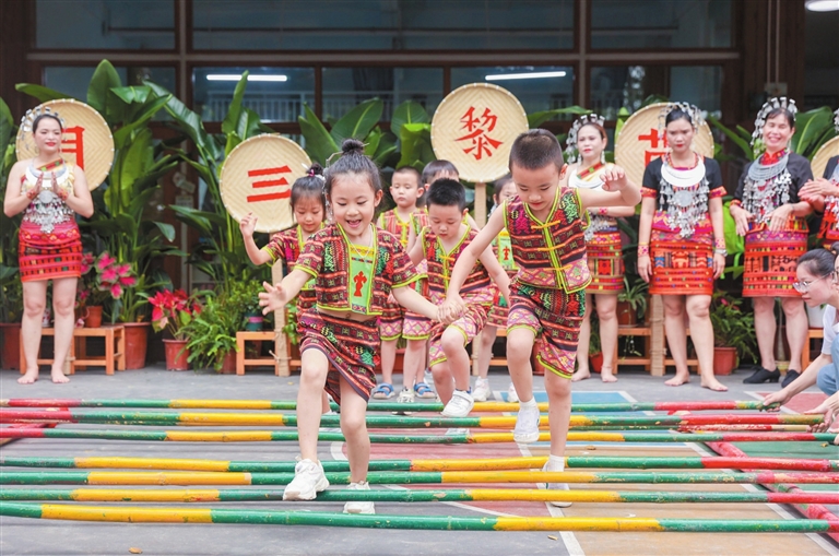 萌娃们身穿民族服饰跳起竹竿舞